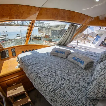 Boat Aloha * 산트 아드리아 데 베소스