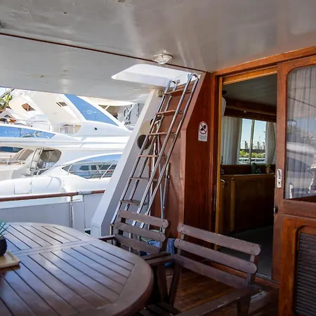 Boat Aloha Hotel en barco